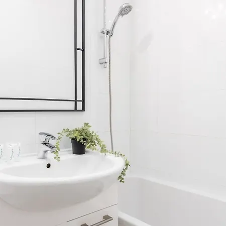 Lily Wola Ratusz Varsovie